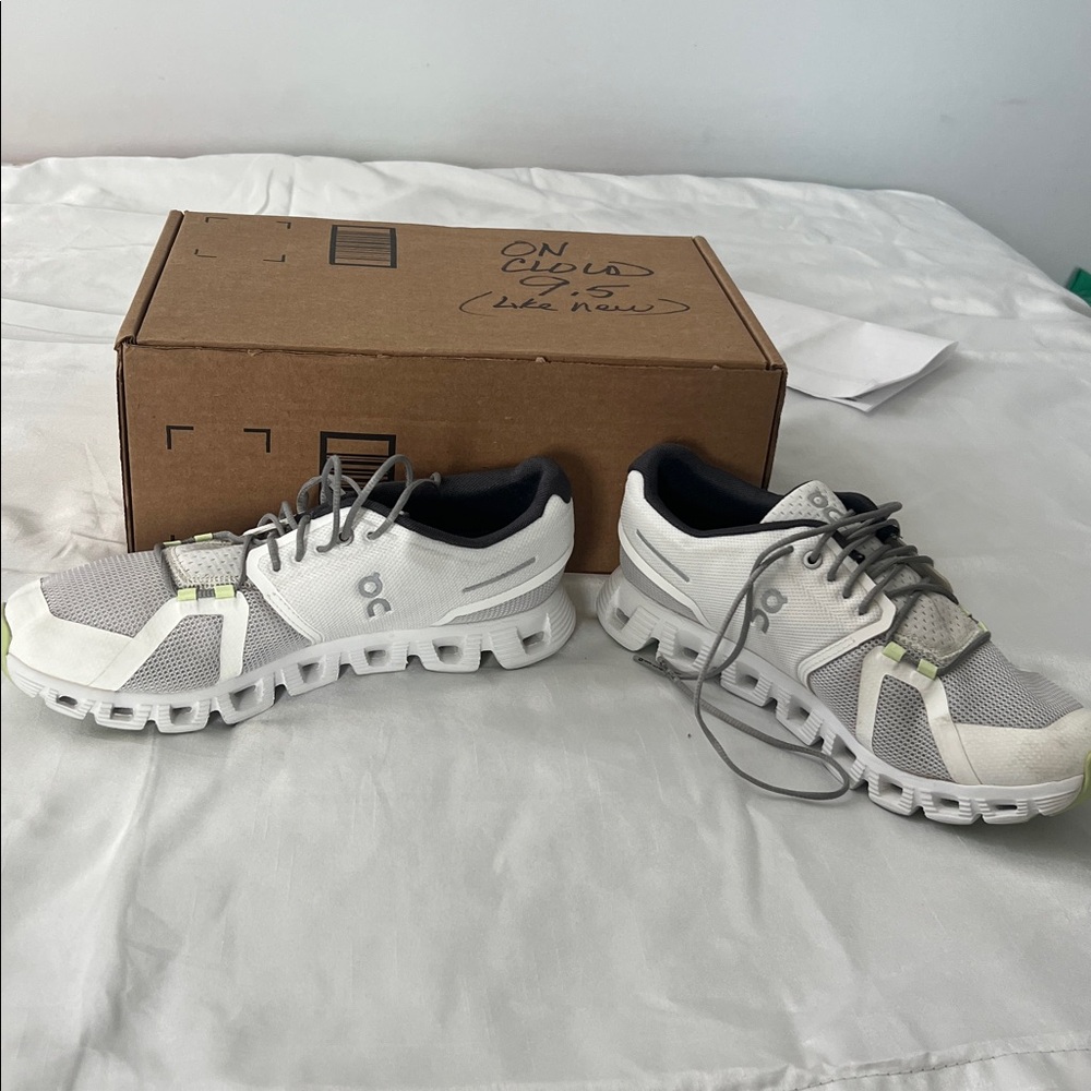 On Running White And Gray Cloudflow Athletic Shoes - image 6